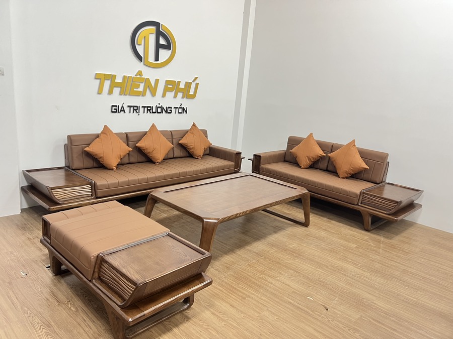Bộ sofa chính là tâm điểm của phòng khách, thiết kế Sofa gỗ sồi chữ U Lotus bao gồm: 1 sofa 3 chỗ ngồi, 1 sofa 2 chỗ ngồi, 1 đôn, 1 bàn kẹp góc và bàn trà.
