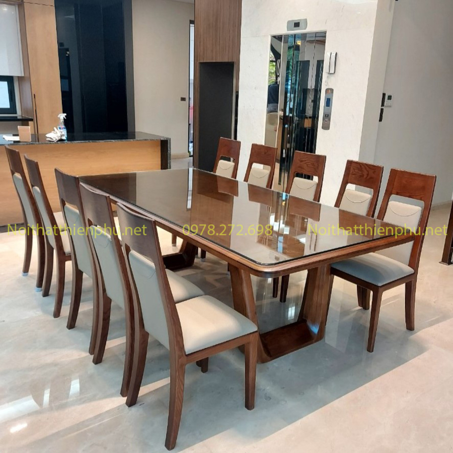 Nếu bạn đang tìm kiếm một bàn ăn gỗ sồi cao cấp, bàn ăn 10 ghế này sẽ là sự lựa chọn hoàn hảo cho bạn. Với chất lượng gỗ tốt và thiết kế sang trọng, bàn ăn này sẽ mang lại cho không gian phòng ăn của bạn một vẻ đẹp không thể cưỡng lại.