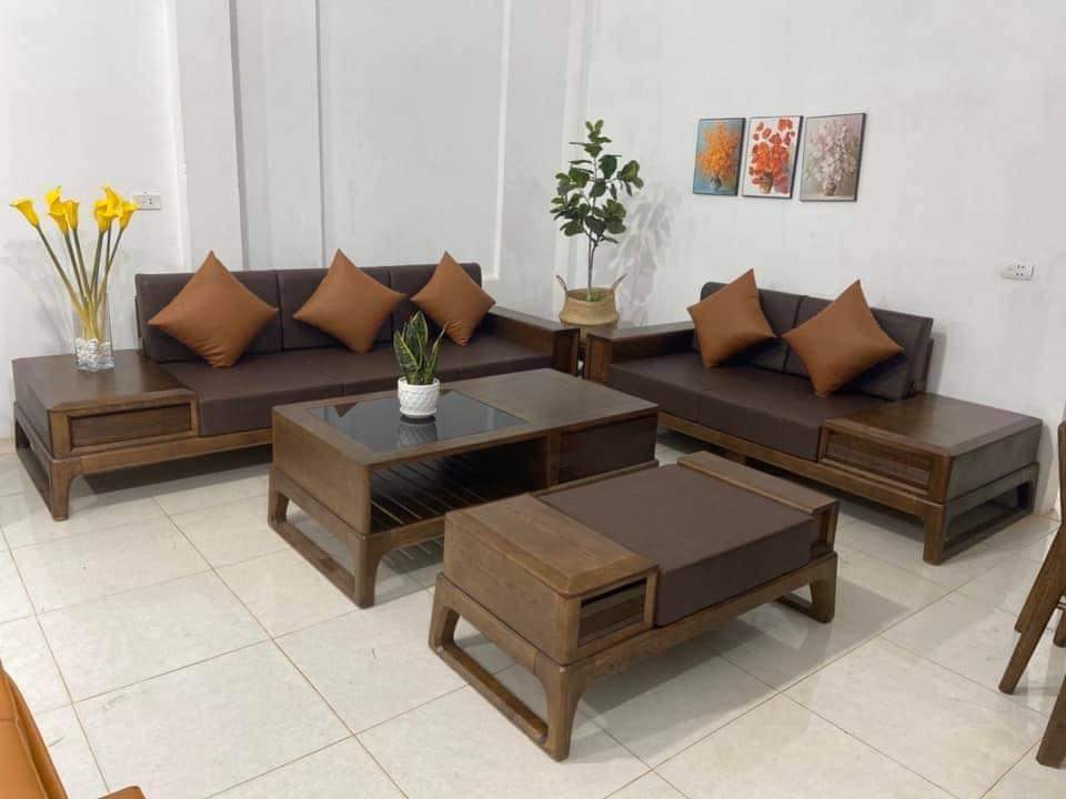 Sofa gỗ hiện đại: Nếu bạn đang mong muốn tìm kiếm một chiếc sofa đơn giản nhưng không kém phần hiện đại thì đừng bỏ qua phong cách sofa gỗ hiện đại. Với các đường nét tinh tế, màu sắc trang nhã và đầy tính thẩm mỹ, chiếc sofa sẽ làm cho không gian phòng khách của bạn trở nên hoàn hảo hơn rất nhiều.