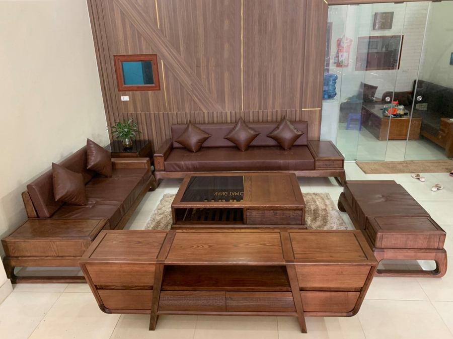 Sofa gỗ chữ U có kích thước rộng rãi, kiểu dáng mang ý nghĩa phong thuỷ như đang ôm trọn trài lộc vào nhà được nhiều người yêu thích.