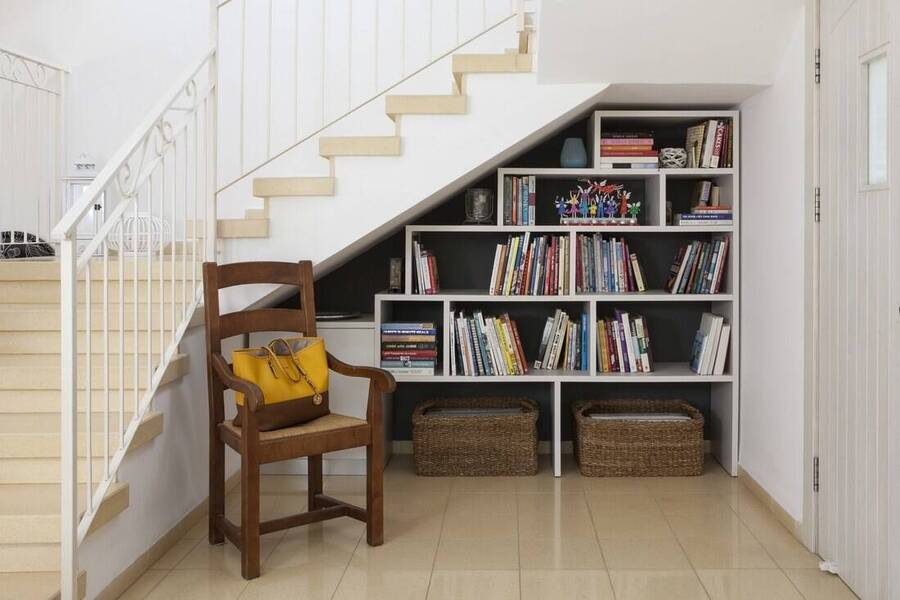 Tạo ra một không gian đọc sách yên tĩnh dưới gầm cầu thang
