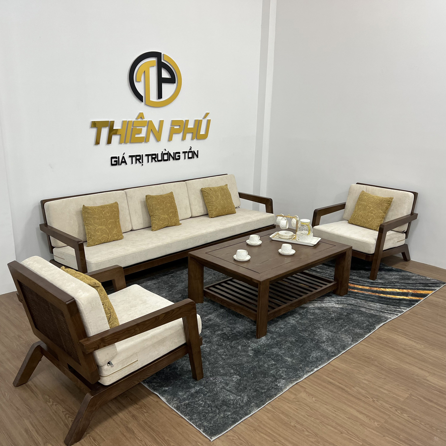 Thị trường nội thất Phan Thiết - Bình Thuận đang phát triển mạnh mẽ với nhiều cửa hàng nội thất mới mở ra. Bạn sẽ tìm thấy nhiều lựa chọn đa dạng từ các cửa hàng nội thất này, với các sản phẩm đa dạng về kiểu dáng và chất liệu, và giá cả phải chăng.